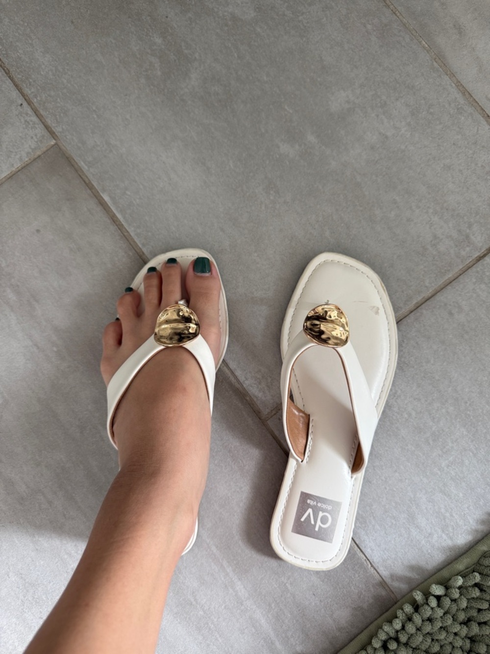 DV by Dolce Vita White Leather Toe-Post Sandals with Gold Ornament - Picture 4 of 4